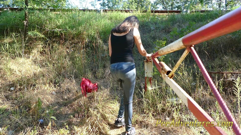 Pee Adventures: Empty her bladder on the side of the road