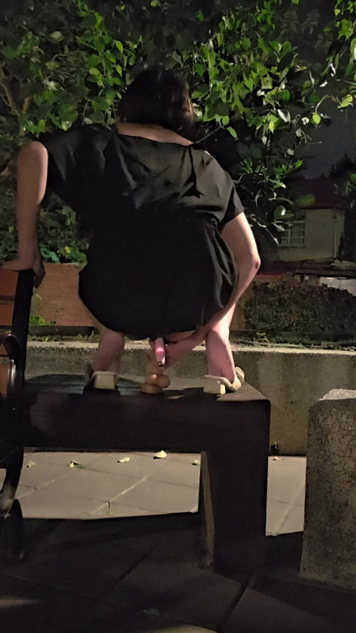 Taiwancdgirl: Милая псевдо-девочка Тинсюань катается на двух дилдо на улице