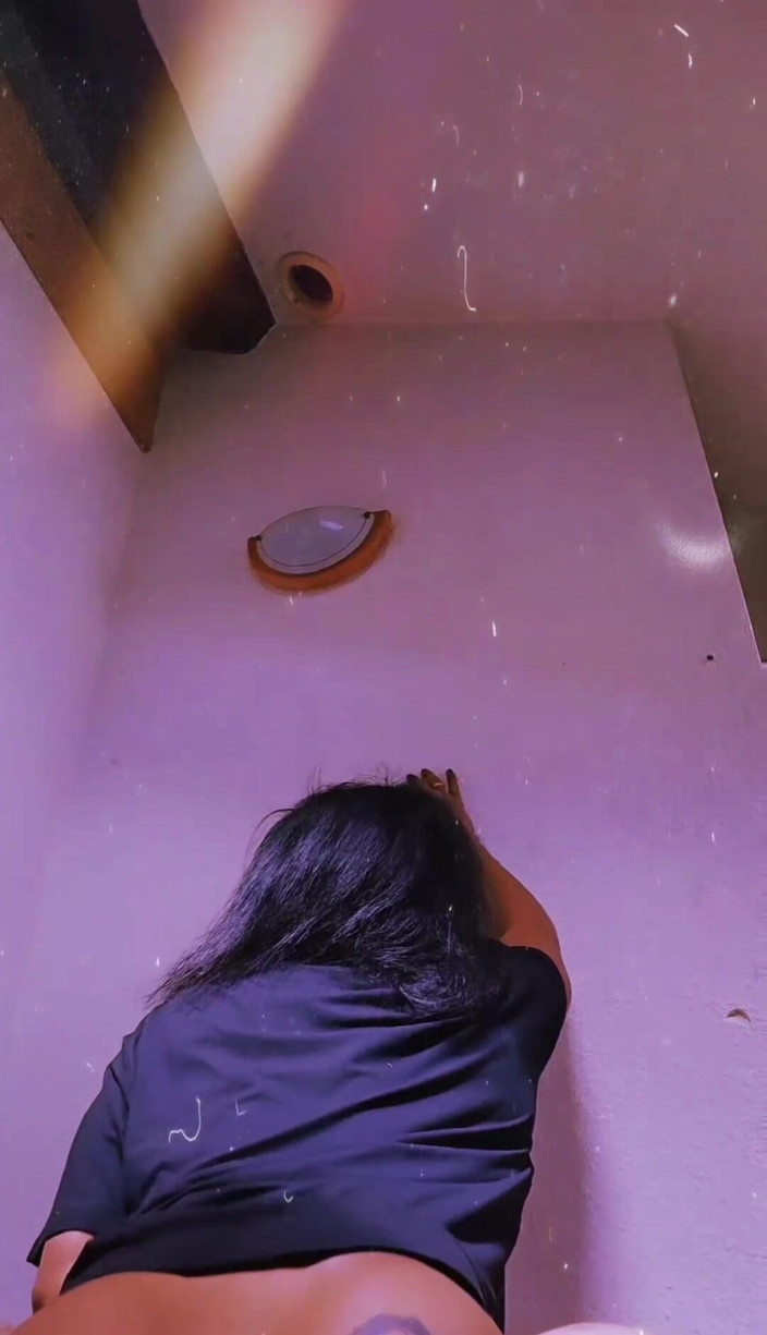 FocusedLength808: Ejakulation auf dem Boden