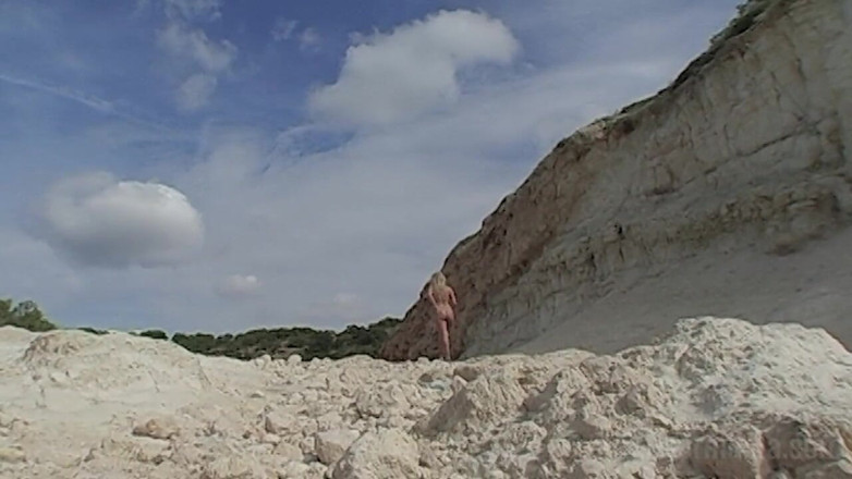 Beachbitches: Naked cunt on the clips