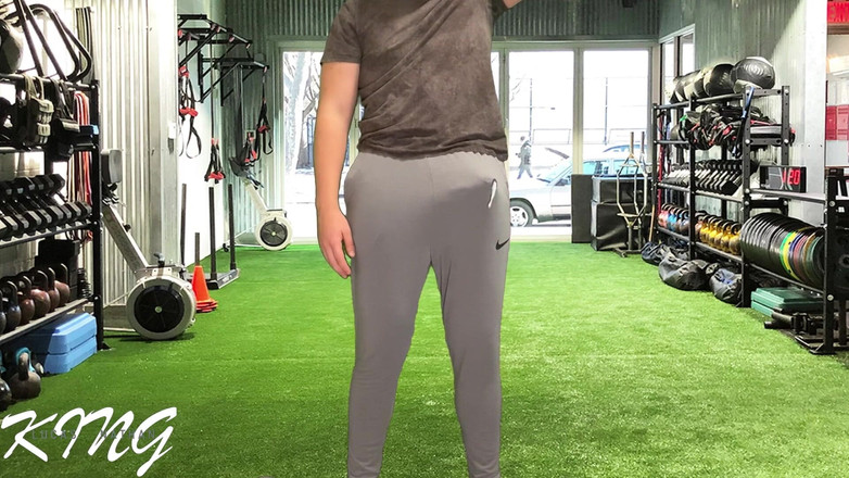 Lucas Nathan King: पब्लिक डिक फ्लैश और जिम में पैंट में वीर्य