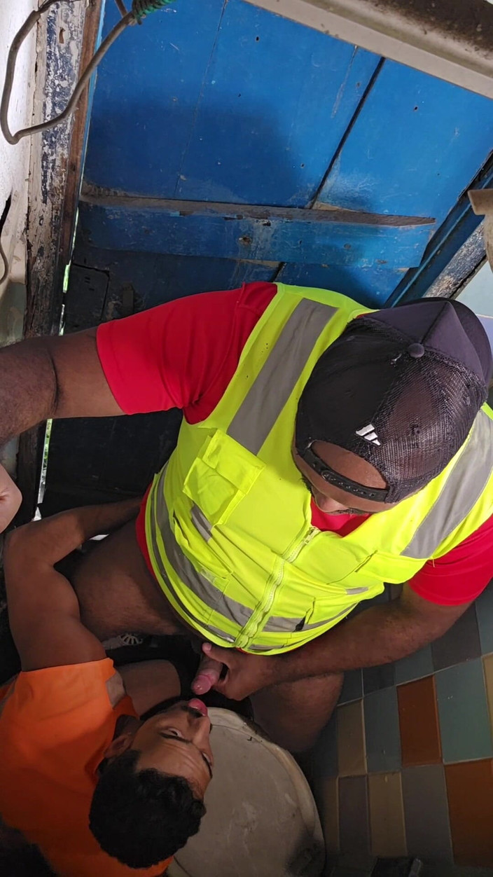 TheBlacKHunterr: İnşaatın banyosu bir fahişeye dönüştü