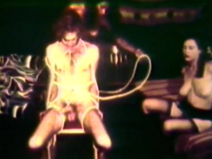 Vintage megastore: 2 гигантских члена против 2 красивых сучка в бондажной оргии