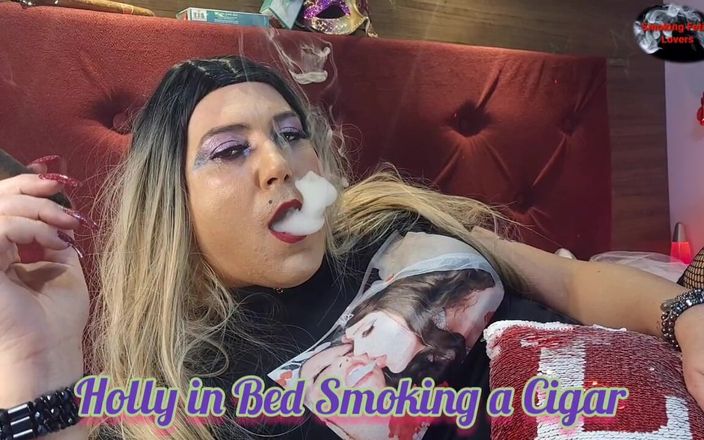 Smoking fetish lovers: Holly a letto che fuma un sigaro