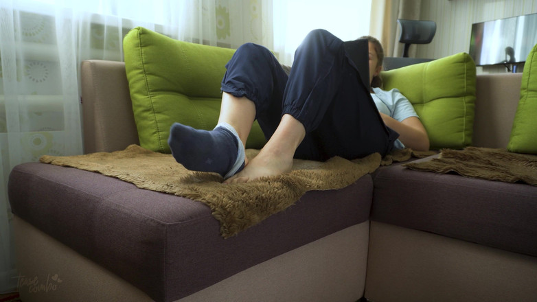 Teasecombo 4K: Seksi genç amatör çıplak tabanları ayak fetişi gösteriyor