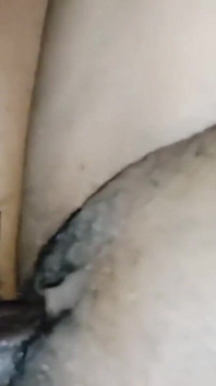 Ma copine hurle en gémissant en se faisant baiser par une grosse bite noire dans sa chatte mouillée.