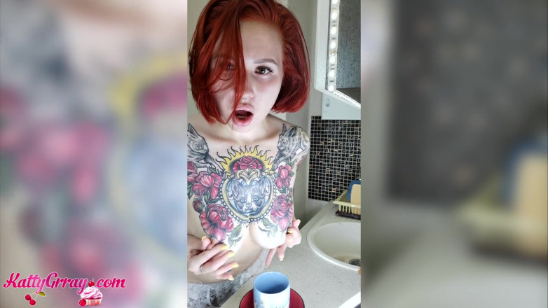 Katty Grray: Red-haired bitch caresses her body on