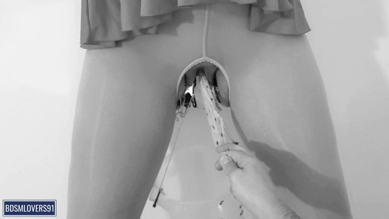 Bdsmlovers91: Пописати у відро змусило мене плакати