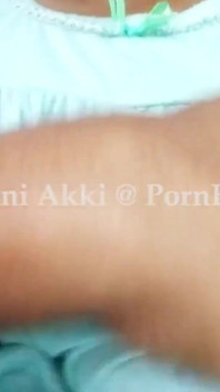 Matura tettona miLF mostra il suo corpo nudo e sexy al suo amante in bagno e dice porcate