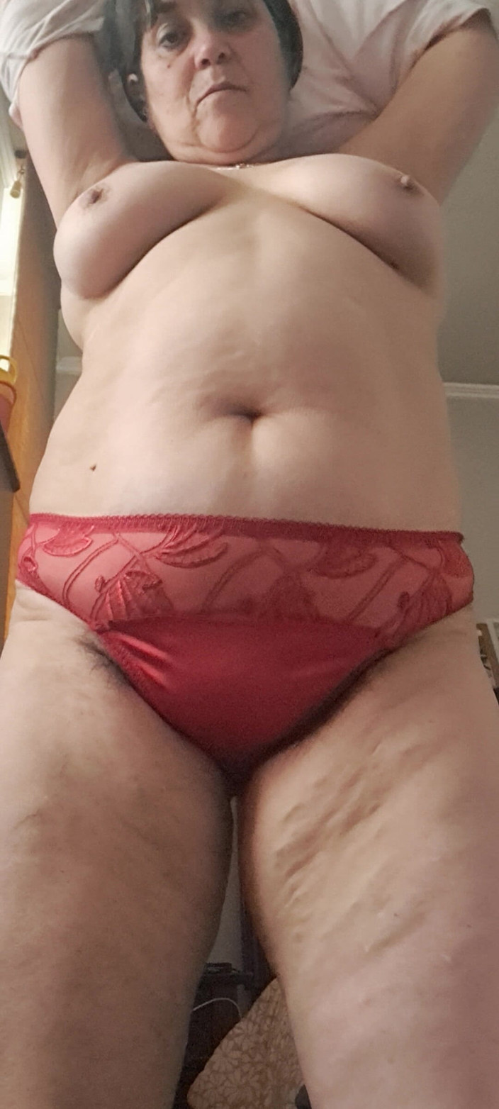 Mommy big hairy pussy: Rambut pubik panjang ibu tiri mengintip keluar dari seluar dalamnya