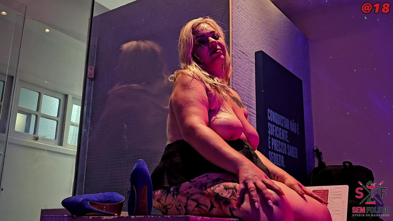 Cadu Sem Folego: 彼女に浴室の洗面台にかけて水を吹かせました