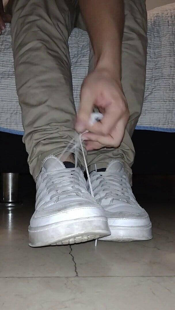 Tomas Styl: Jurujual menunjukkan kakinya selepas hari yang panjang kerja