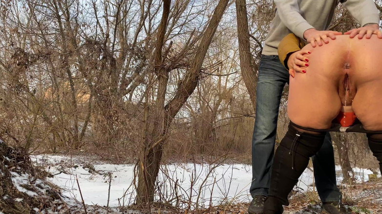 OurFetishLife: 堕落した母の義理の小便と彼女の足は広く広がった