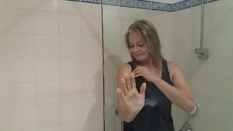 martinawest: Martina en la ducha