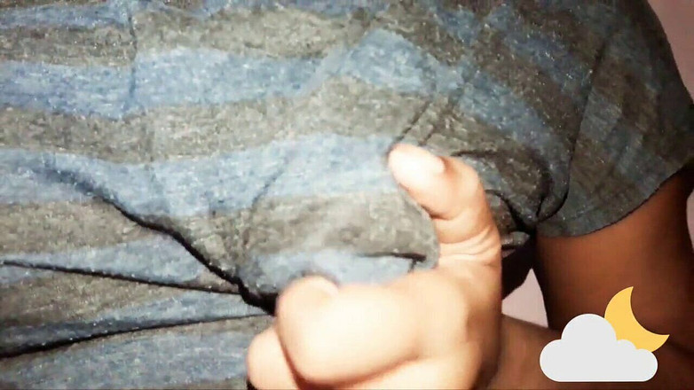 Tharumini_Official: Indisches teenie-mädchen spielt mit ihren natürlichen titten - nippelspiel