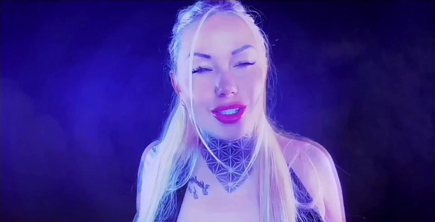 Goddess Misha Goldy: Приготовься быть заманенной в мою заманчивую паутину, мои домашние животные. Мой спиральный взгляд захватить твой ум, контролирует твое удовольствие