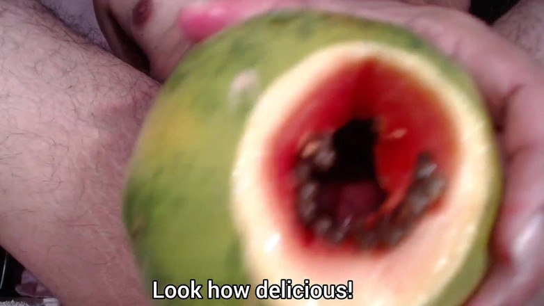 Tommhot: Nuovo video di Scopata di frutta. Il turno di papaya