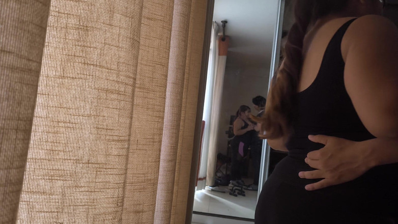 Moo DBOXXX: Eu beijo apaixonadamente com a madrasta solteira que realmente quer...