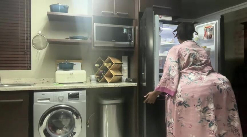 Legendary Booty Overdose: Zwarte milf kreunt en stripteasing in de keuken