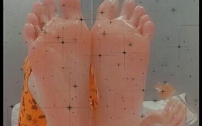 Lolafuccbunny: Oiling my cute pink feet NO AUDIO