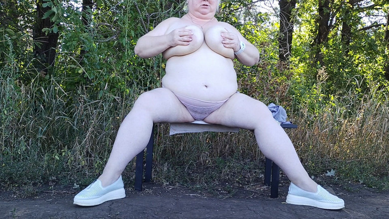 Zona901: 벤치에서 옷을 벗고 자위하는 공원의 친구