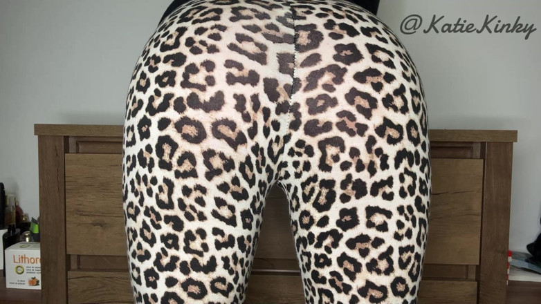 GassyKat: Leggings Fart Stinky Bombs!