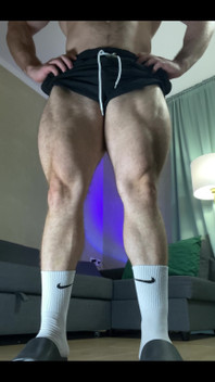 Insane Huge Quads Flexing and Shaking