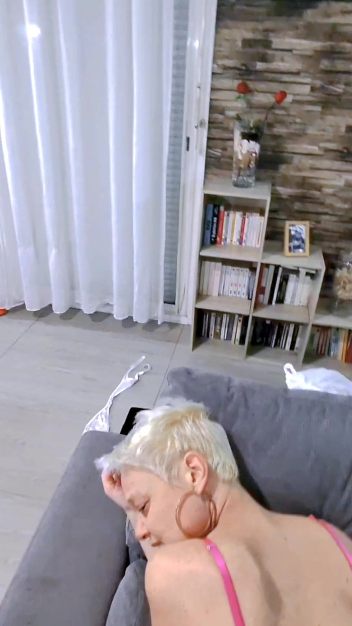 Sofy13: Dai, Sdraiati, Tira Fuori Il Cazzo E Scopami La Figa...