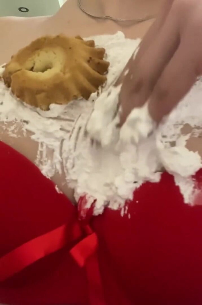 Monnycka: Memelerde tatlı kek