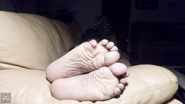 Soft Soleman: 在晚上，我的男性脚底暴露在沙发上 （2025）