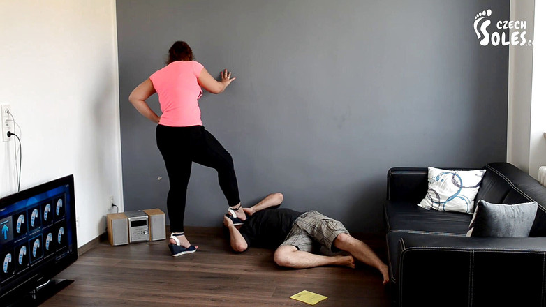 Czech Soles - foot fetish content: Cậu bé giàu có bị làm nhục bởi người giúp...