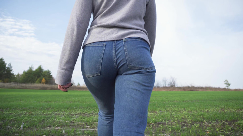 Teasecombo 4K: Mamă sexy cu fund gras care se plimbă în aer liber în...