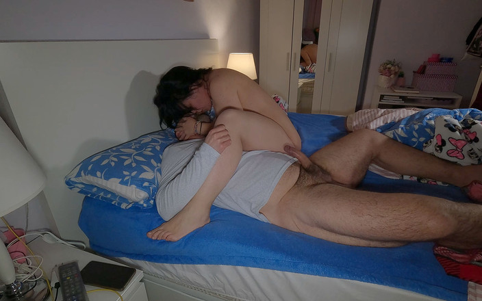 Chubby big booty: MAMUśka macocha sama w domu rucha pasierba, a on spust...