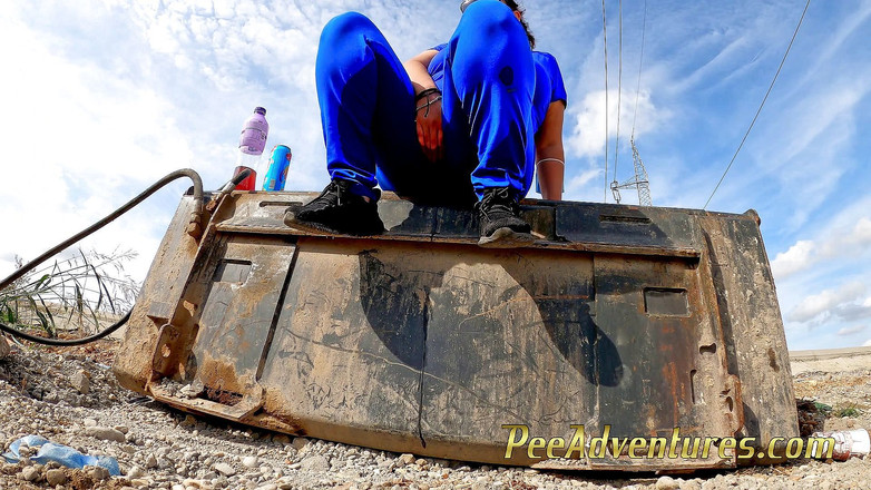 Pee Adventures: Nie ma gdzie siusiu, ale na tym wiadrze koparki