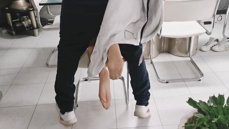 Yvonne: Hanya untuk Pencinta Soles Nylon