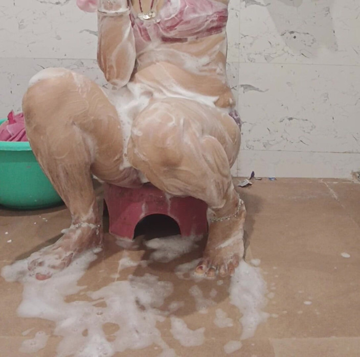 Priyahot77: Priya Bhabi Hot Bathing Show