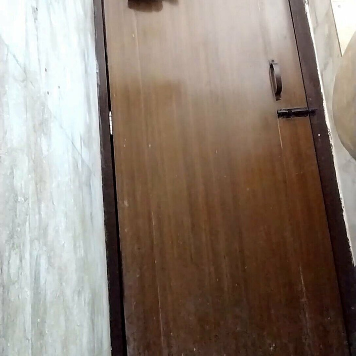 Riyathakur: Riya banyoda amını gösteriyor