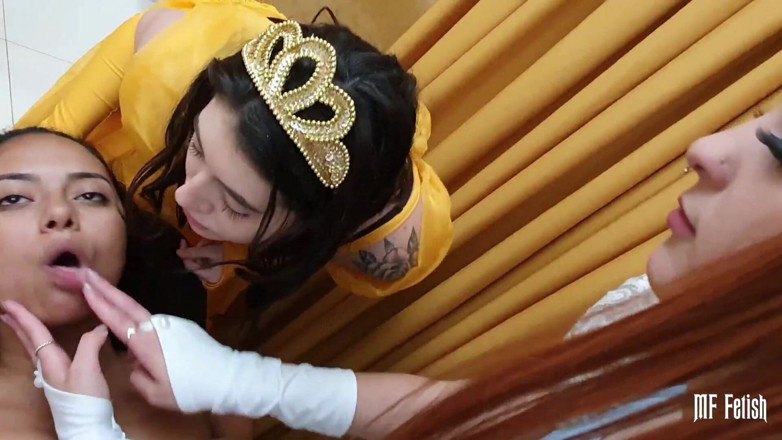 Sapphic Latinas: Badass princezny a jejich sliny