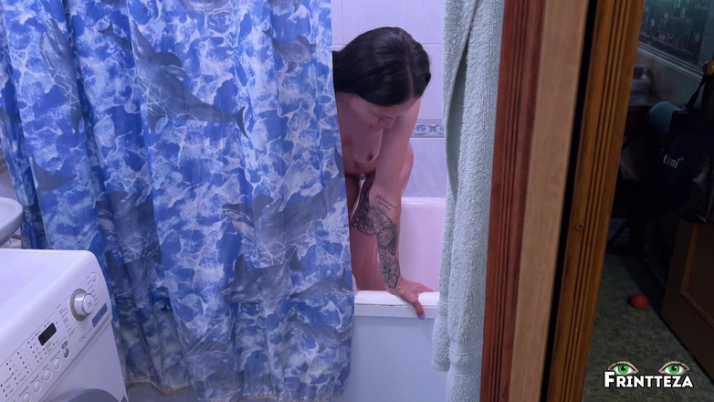 Frintteza: Nevlastní syn špehuje svou macechu ve sprše, nevlastní matka saje ptáka