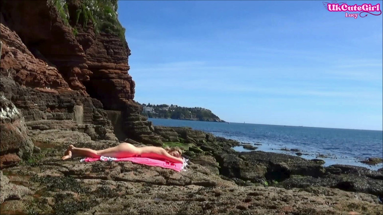 UKCuteGirl Lucy Lauren: Outdoor Bondage Dream - związany, zakneblowany i kulminacyjny na plaży