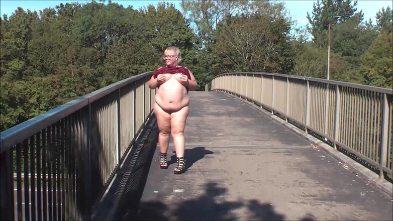 Lexie Cummings: Promenade et strip-tease sur le pont de la route