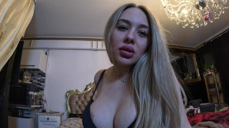 Queen_of_BDSM: Lihatlah bagaimana aku mengenakan sepatu hak tinggiku!