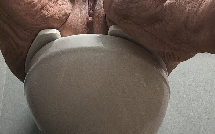 HerculesnVENUS: Amcığını tuvalette ovuşturuyor