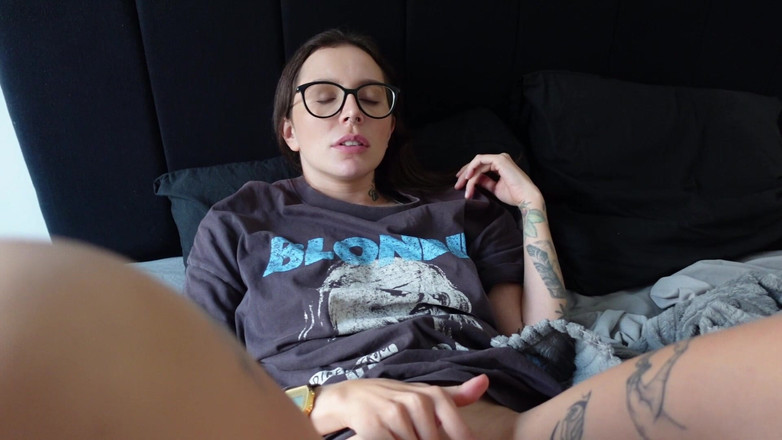 Ghomestory: Rozbila internet, aby pán přišel a šukal ji análně!