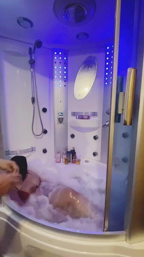 Six my and wife: 샤워하는 아랍 재미