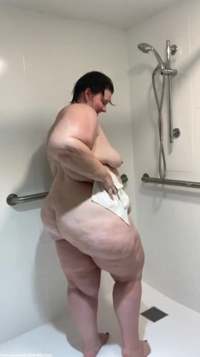 Head Queen's Head Boys: Fam Request Having a Shower Dont Need Help