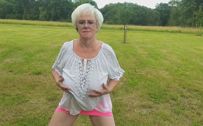 PureVicky66: Une mamie sexy pisse dehors