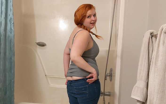 Sin Spice by Sophia Sinclair and Jasper Spice: Čištění vany MILF škádlí zadek