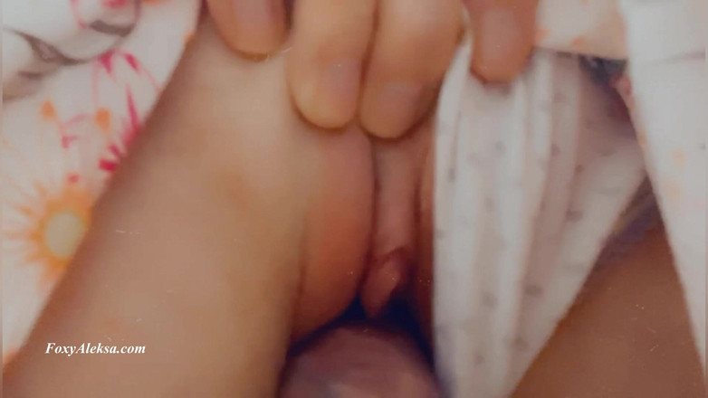 FoxyAleksa: Sexy tření kundičky pod šaty v kavárně. Drobná holka. Kočička. Číslo žhavé fantazie - 1