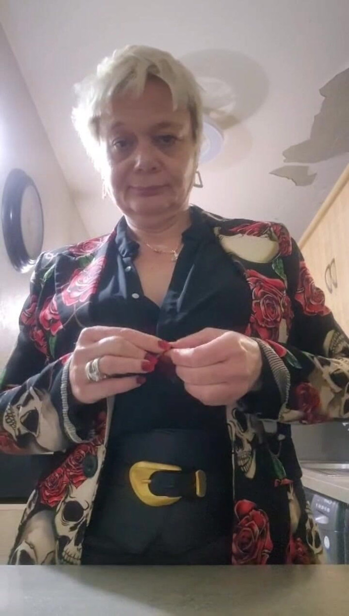 Sofy13: Hallo, Du Kommst Und Entdeckst Eine Schmutzige, Reife MILF, Die...